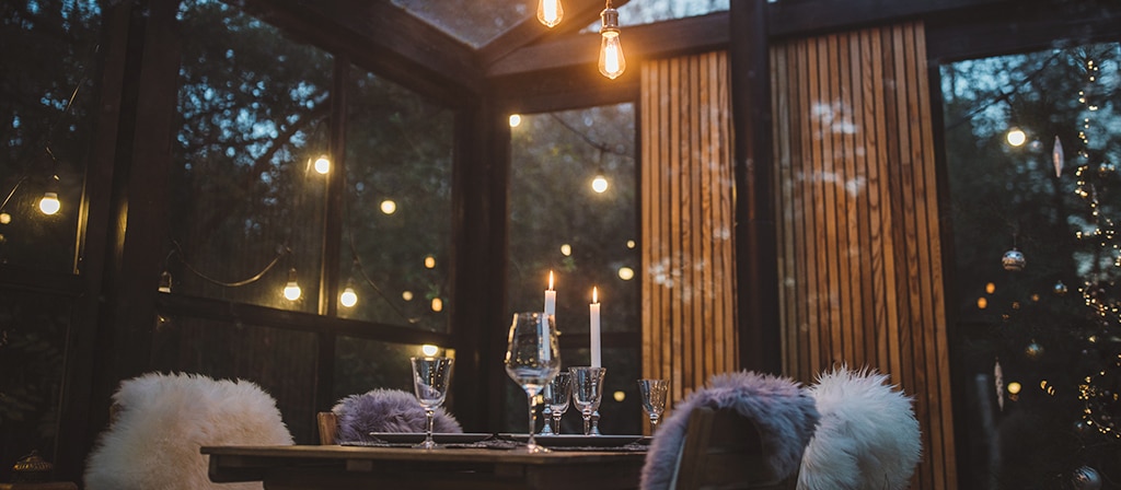 An upscale dining area suggests the welcoming nature of the Lincoln Black Label Invitation theme