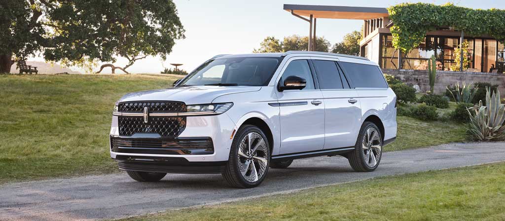 The 2027 Lincoln Navigator® Black Label™ SUV with the Atmospheric theme features  exterior copper-colored details