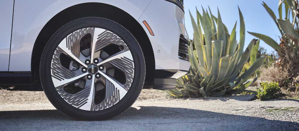 24" radiant copper aluminum wheels specific to the Atmospheric theme on a 2027 Lincoln Navigator® Black Label™ model