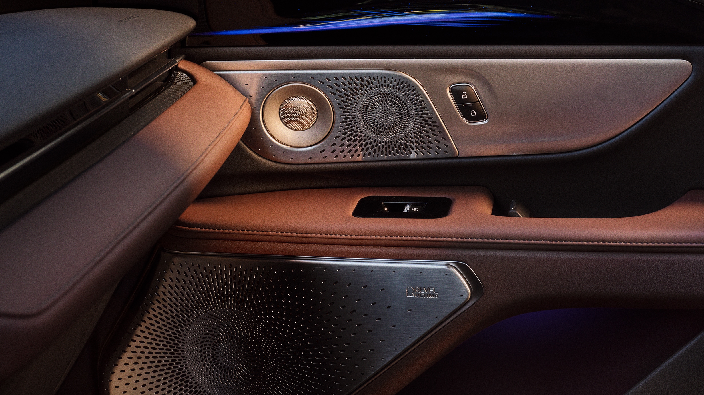 Close-up of the volume control knob and buttons on the Lincoln centre console.