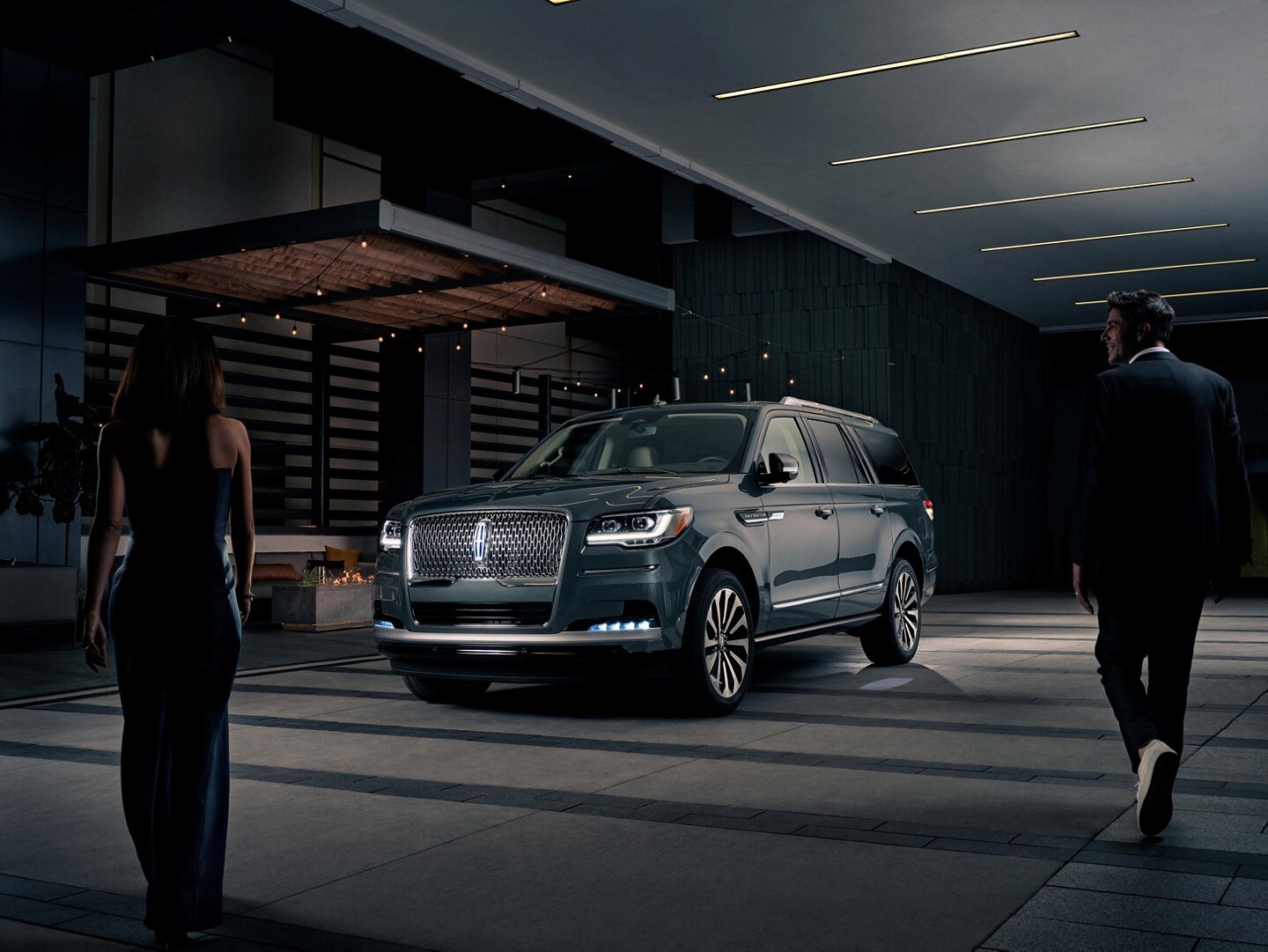 A low front-end shot of a 2023 Lincoln Black Label Navigator® SUV emphasizes the chrome Lincoln Black Label grille design.
