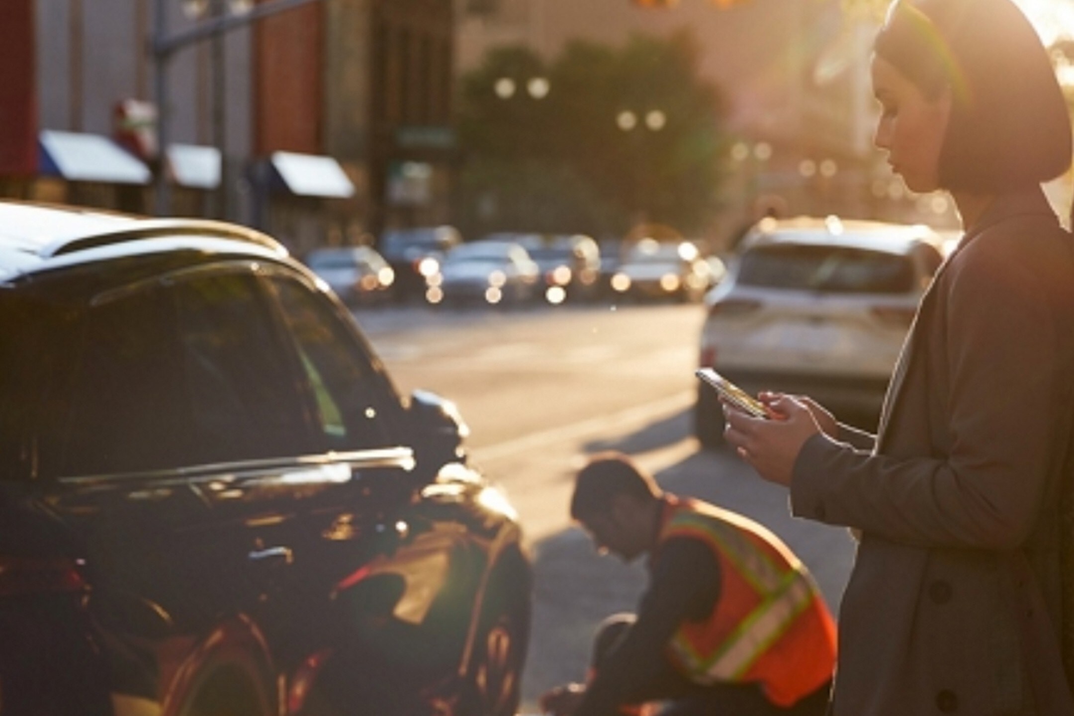 Lincoln Roadside assistance team helping a woman