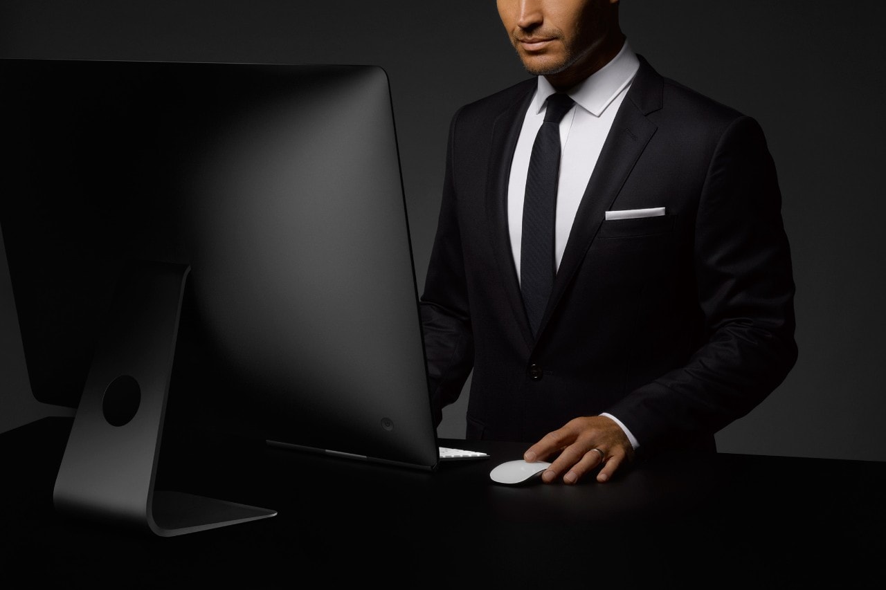 Lincoln Concierge agent at a computer.