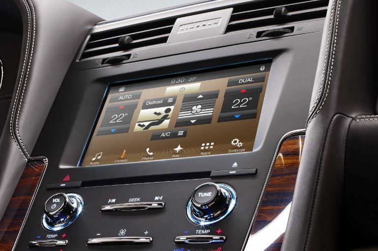 Console displays adjustable climate settings ready to be controlled by voice or touch.