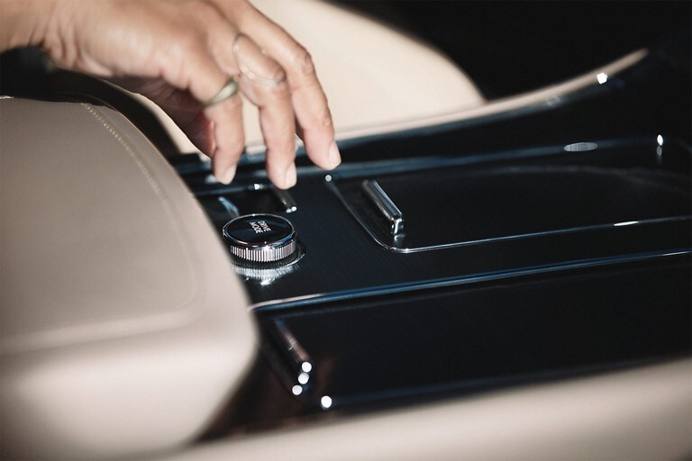 Driver reaches for the drive modes selector knob on the centre console in a 2023 Lincoln Aviator®