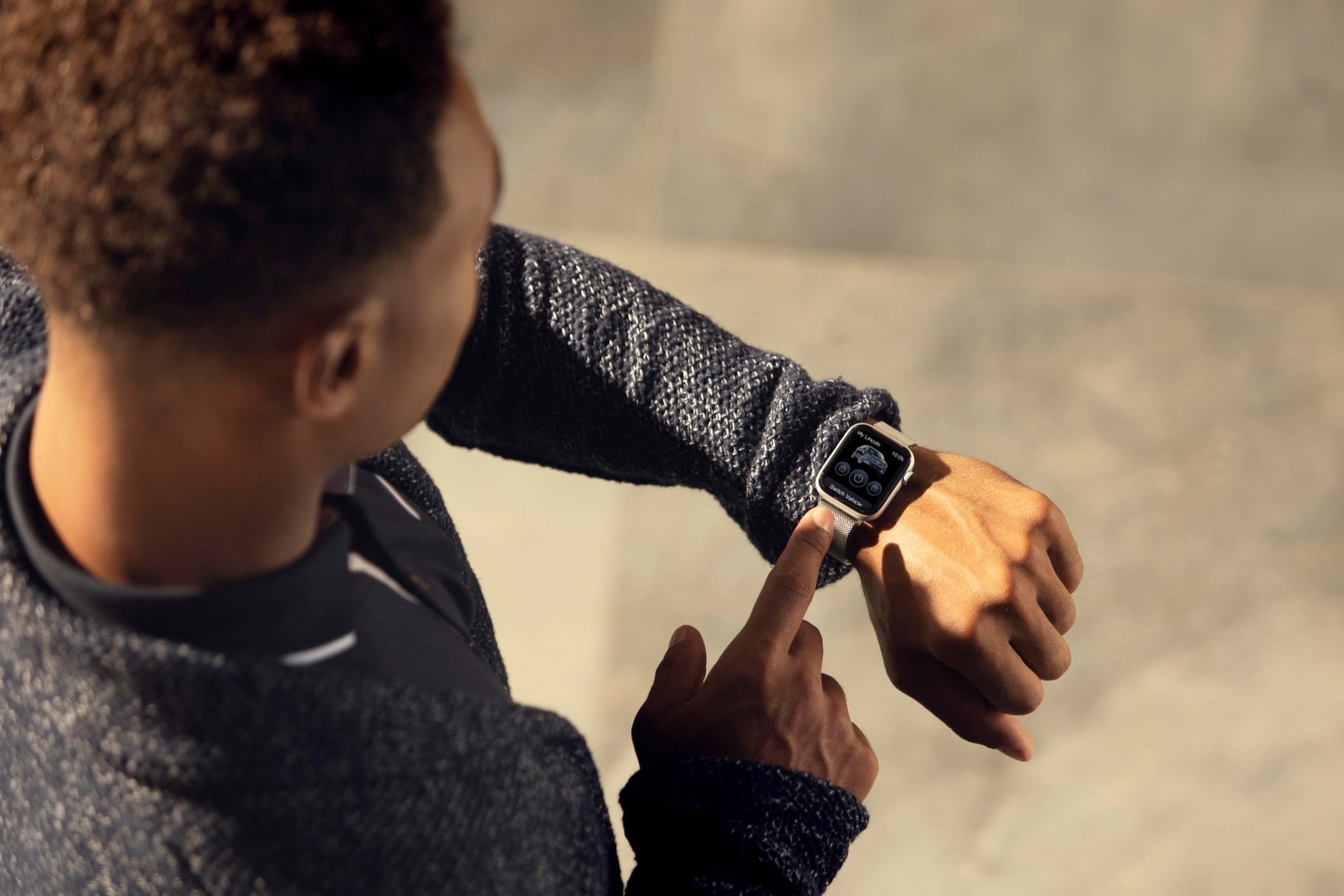 Lincoln Canada concierge helping a customer