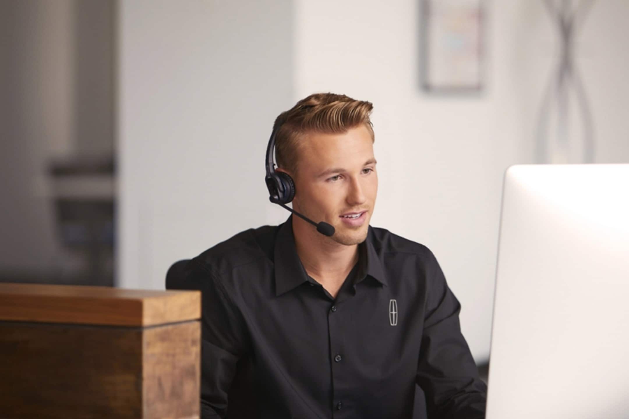 A Lincoln concierge representative shown working.