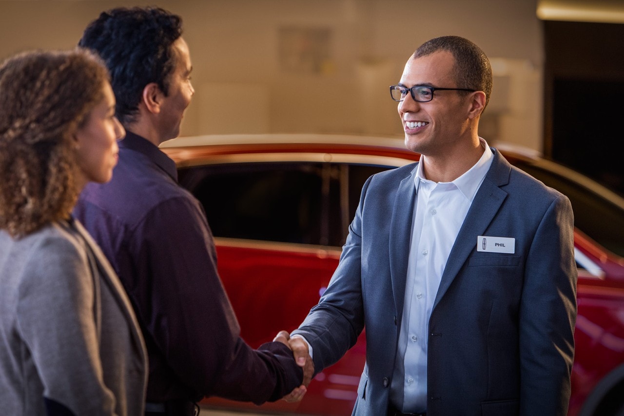 Lincoln Concierge agent with customers.