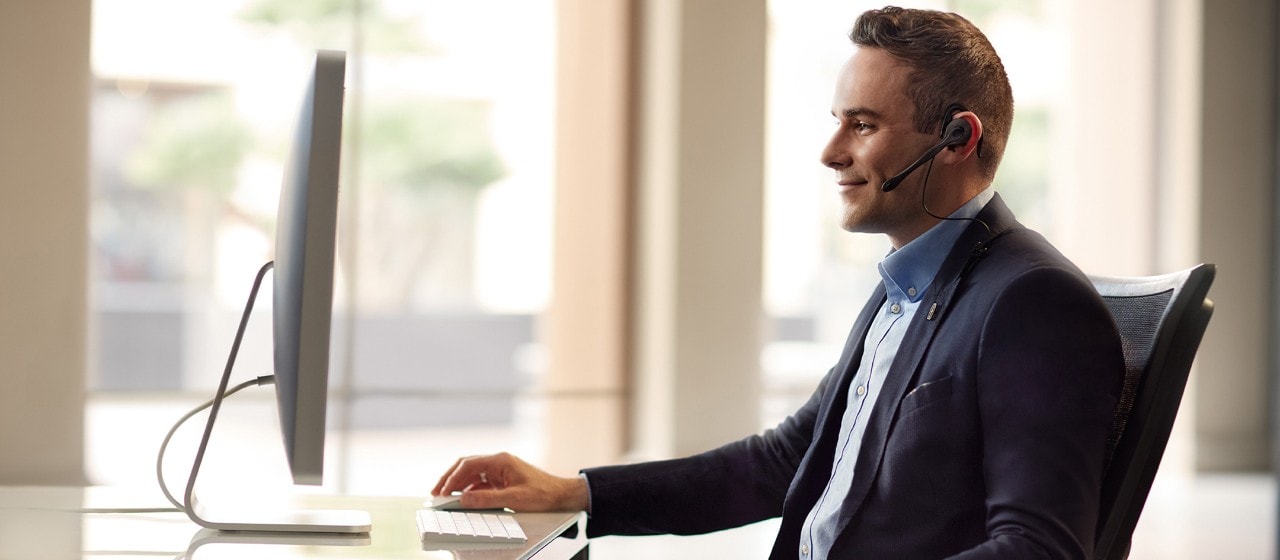 A Lincoln concierge agent chats with a customer.