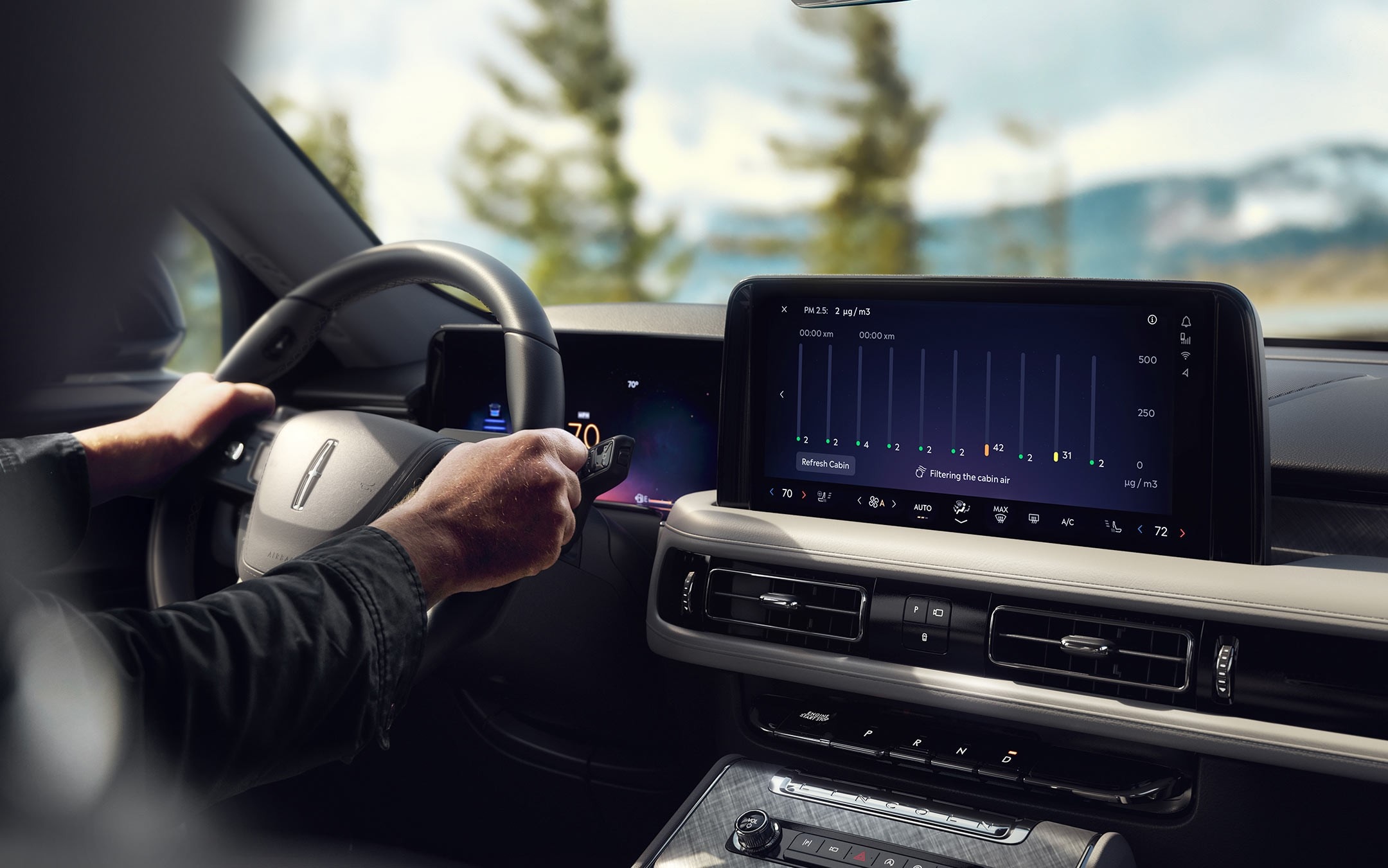 The centre touchscreen of a 2025 Lincoln Aviator® SUV displays the in-cabin air quality