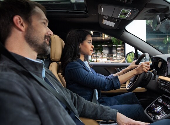 Homme et femme dans un Lincoln Corsair 2020, vue intérieure de côté