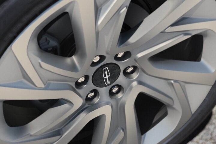 The available 24" Luster Nickel wheel on a 2025 Lincoln Black Label Navigator.