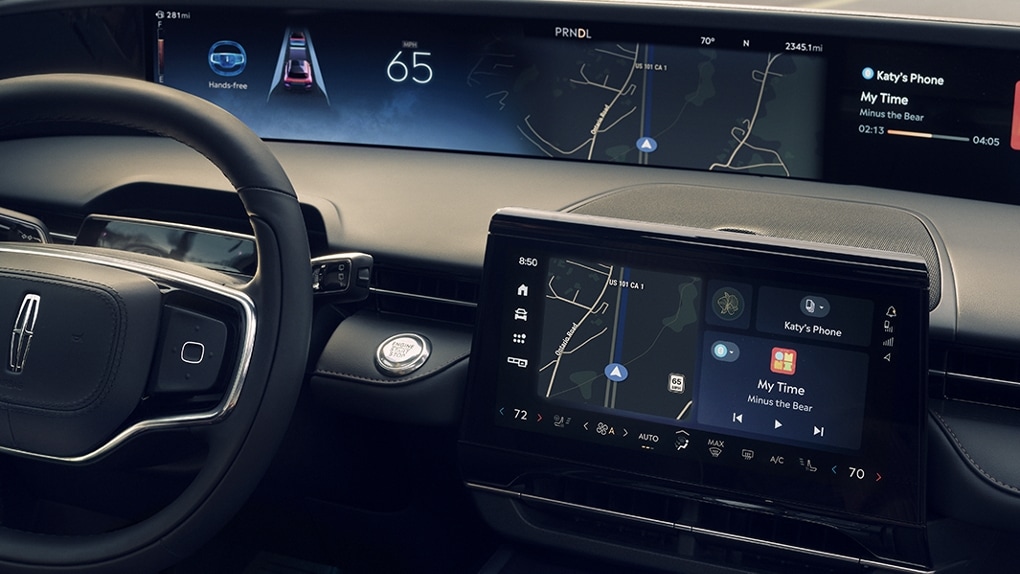 The centre-stack and panoramic displays of the Lincoln Nautilus® SUV show navigation maps.
