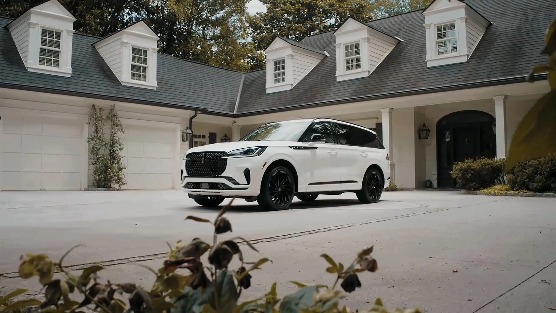 A 2026 Lincoln Aviator® SUV parked in a driveway
