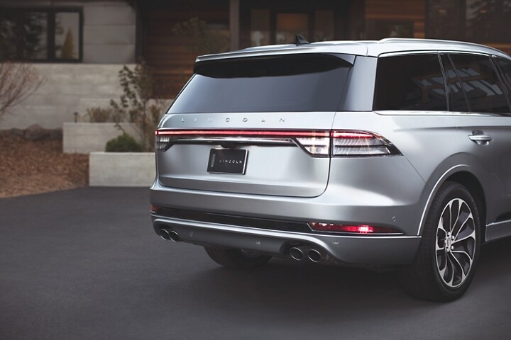Taillamps of the 2023 Lincoln Aviator® span the vehicle’s width