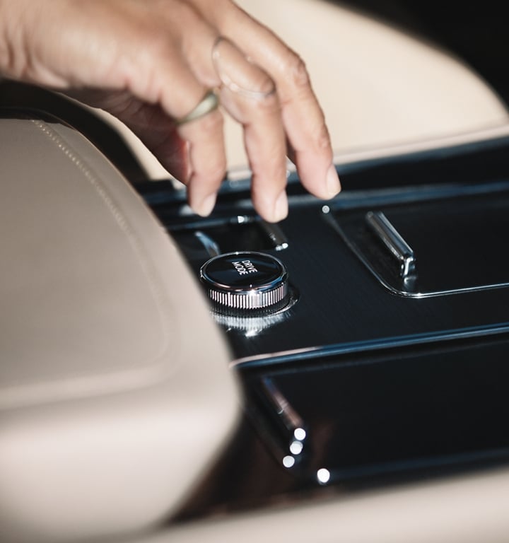 A hand reaching for the knob that controls 7 unique Drive Modes in a 2023 Lincoln Aviator®