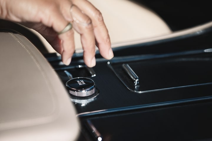 Hand reaching for the Lincoln® Drive Modes knob in a 2023 Lincoln Aviator®