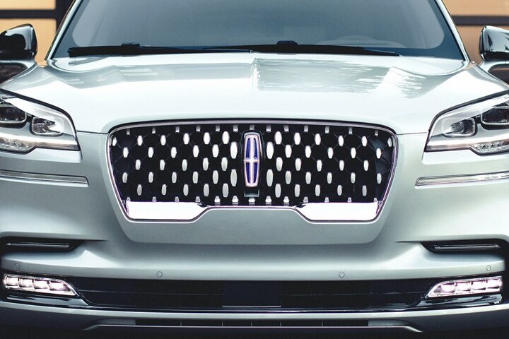 The sparkling grille of the 2023 Lincoln Aviator® Grand Touring