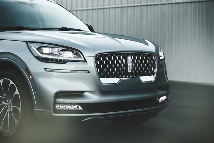 The bold grille and headlamps of a 2023 Lincoln Aviator® show off the available Illumination Package