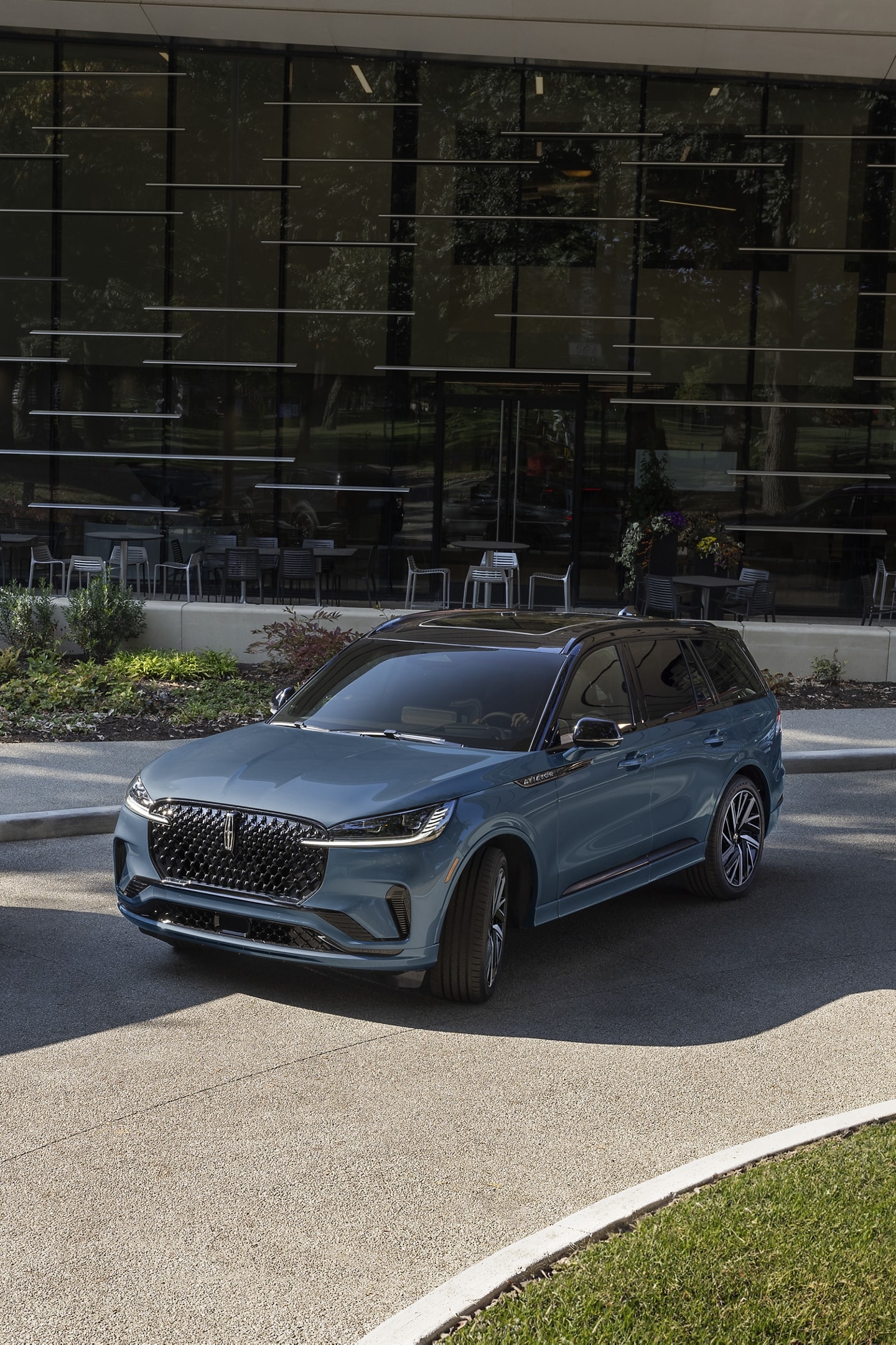 A 2025 Lincoln Black Label Aviator is being parked