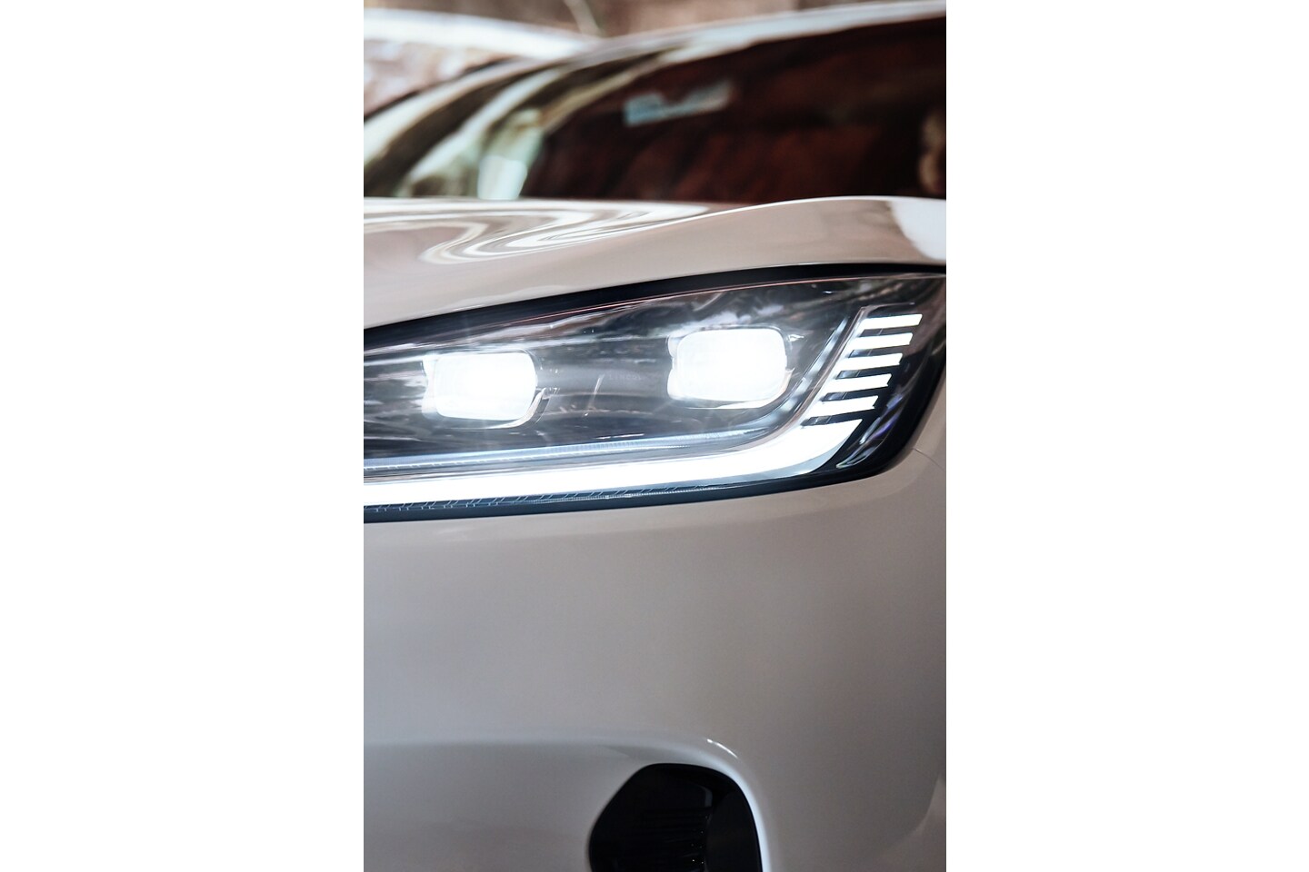 The front left headlamp of the 2025 Lincoln Aviator is shown