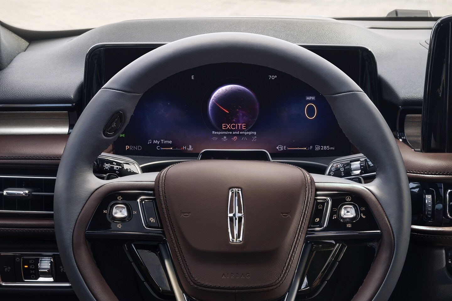 The Excite Lincoln Drive Mode animation is shown in the driver’s information cluster behind the steering wheel