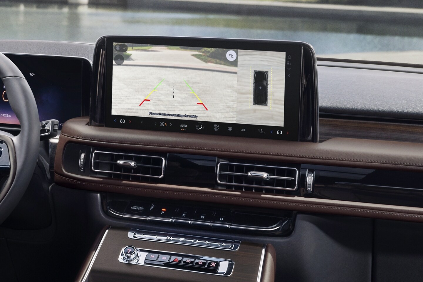 The centre-stack display of a 2025 Lincoln Aviator® is showing the 360-degree camera