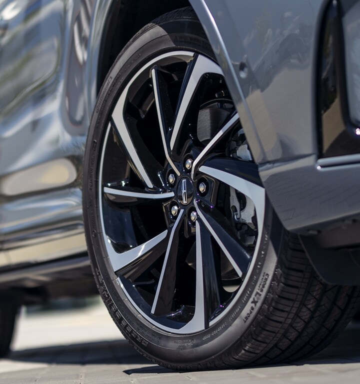 A stylish wheel available on the 2023 Lincoln Corsair SUV shine in the sunlight
