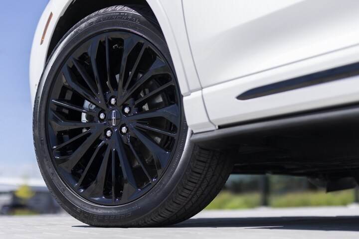 The 20” wheels included in the Jet Appearance Package are shown
