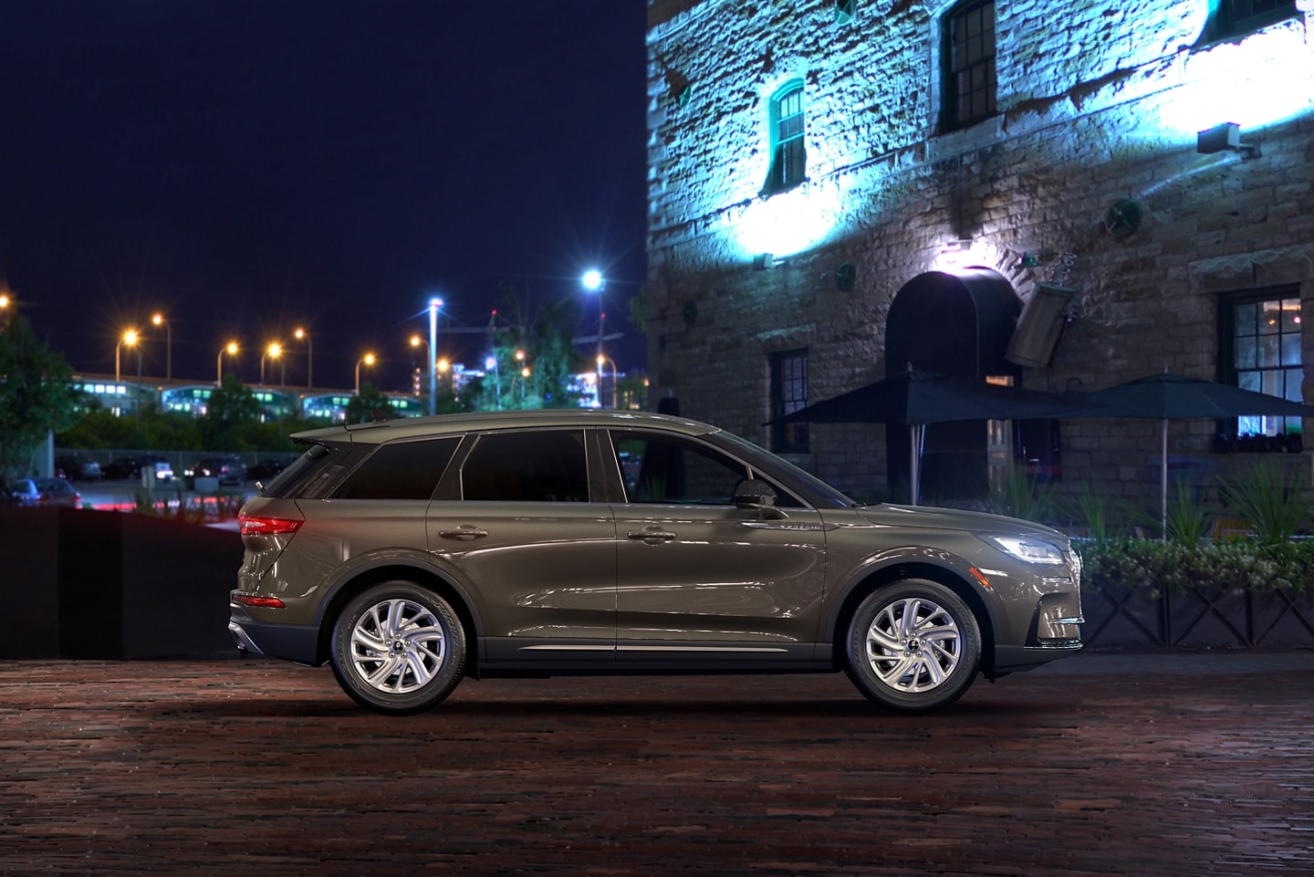 A 2026 Lincoln Corsair Premiere model is shown with 18" Warm Alloy-Painted wheels