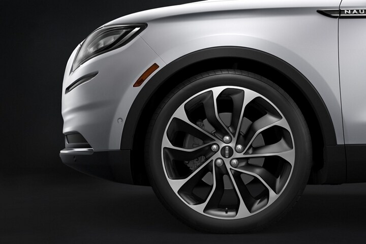 An image of a 20 inch premium painted bright machined aluminum wheel on a 2023 Lincoln Nautilus SUV