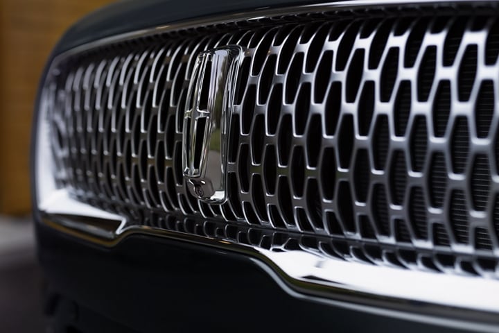 The Lincoln signature grille on the 2023 Lincoln Nautilus SUV is shown