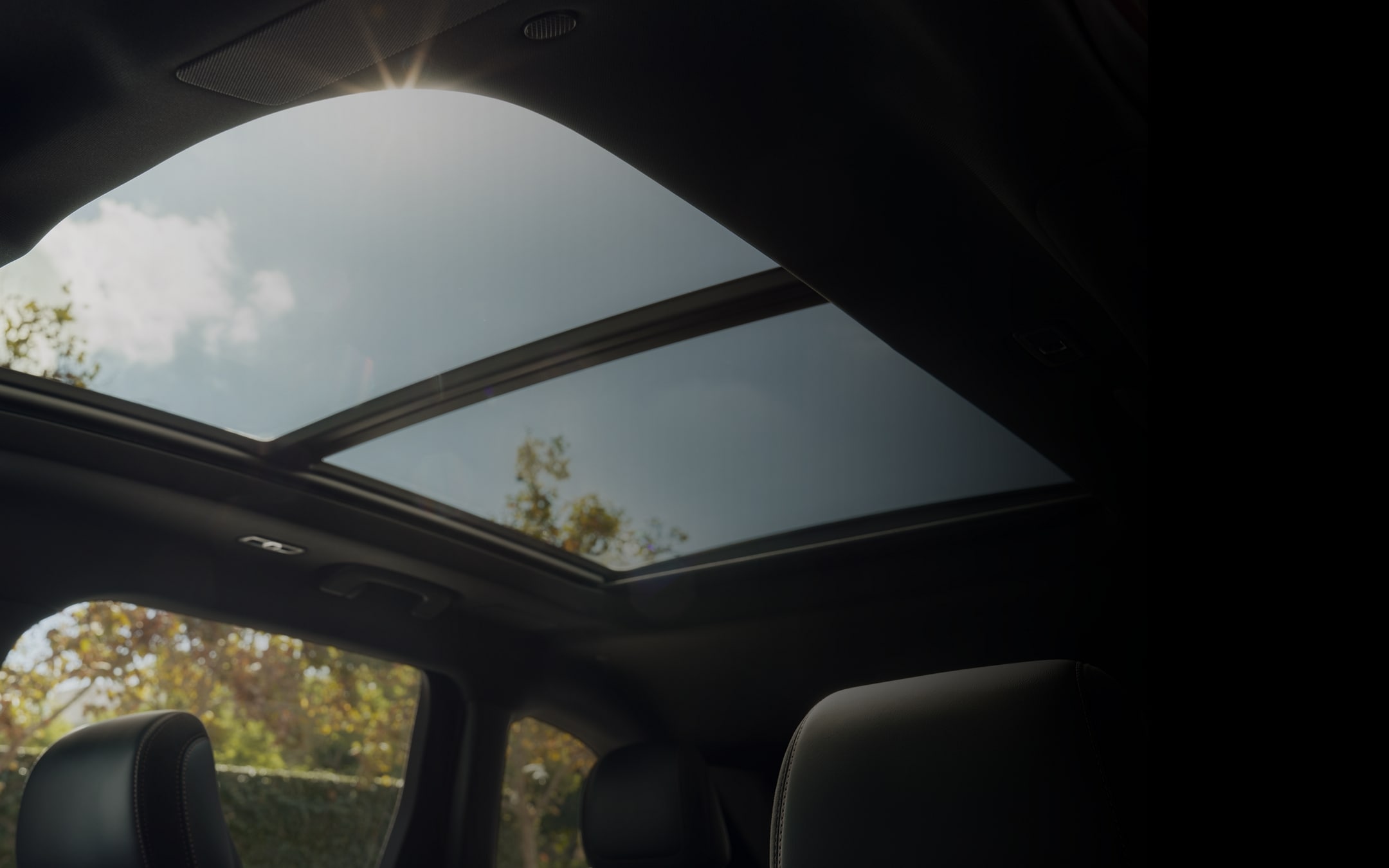 A view of the sky from the panoramic Vista Roof in a 2025 Lincoln Nautilus