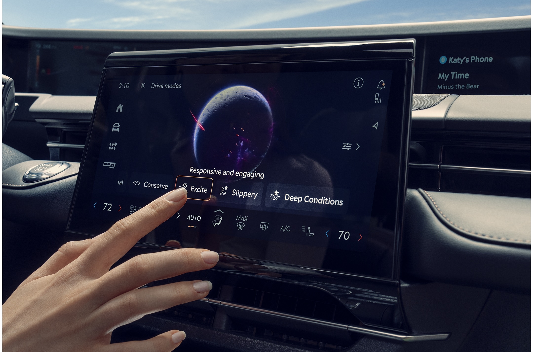 The driver is interacting with the centre-stack touchscreen and choosing a Lincoln Drive Mode