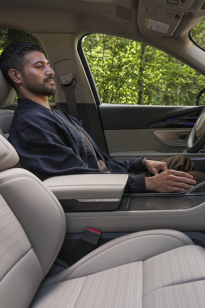 A person is seated in a parked 2026 Lincoln Nautilus SUV enjoys the Lincoln Rejuvenate experience