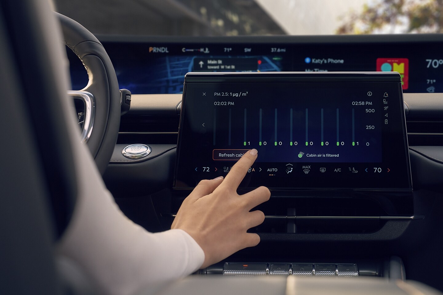 The driver of a 2026 Lincoln Nautilus adjusts available Auto Air Refresh settings