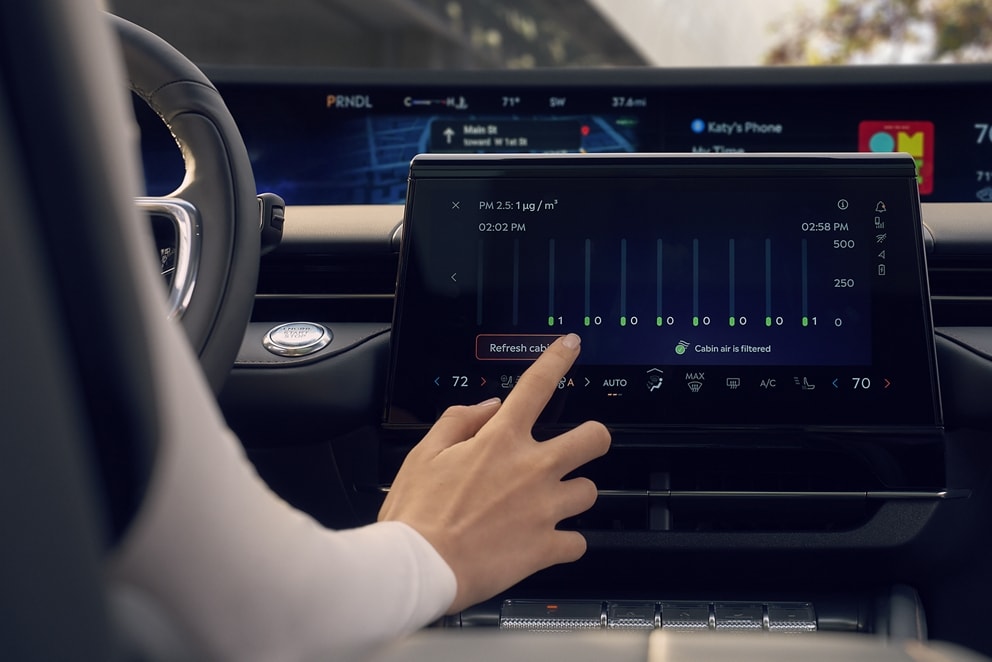 The driver of a 2026 Lincoln Nautilus adjusts available Auto Air Refresh settings