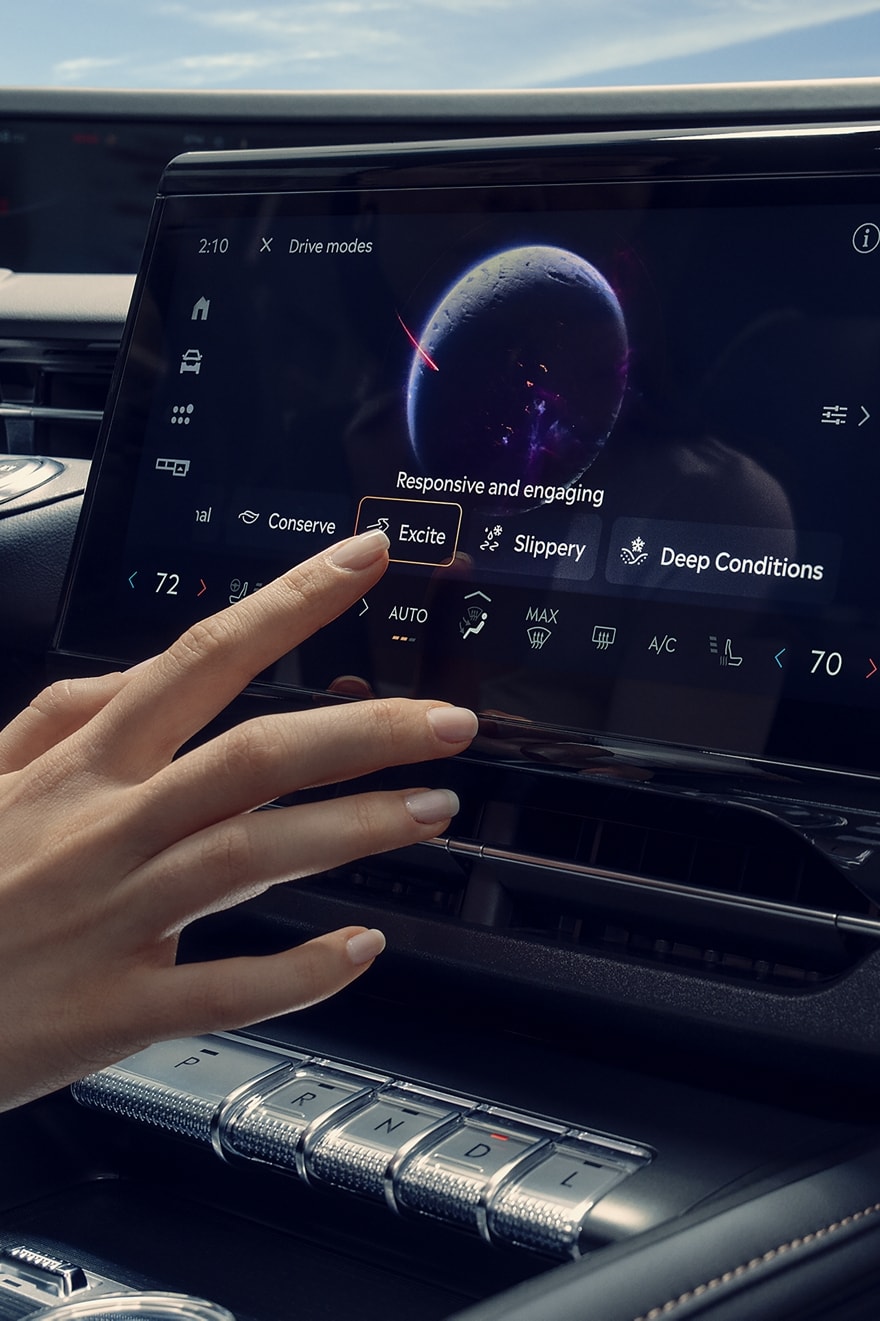 A person changes the drive mode of a 2026 Lincoln Nautilus using the centre touch screen
