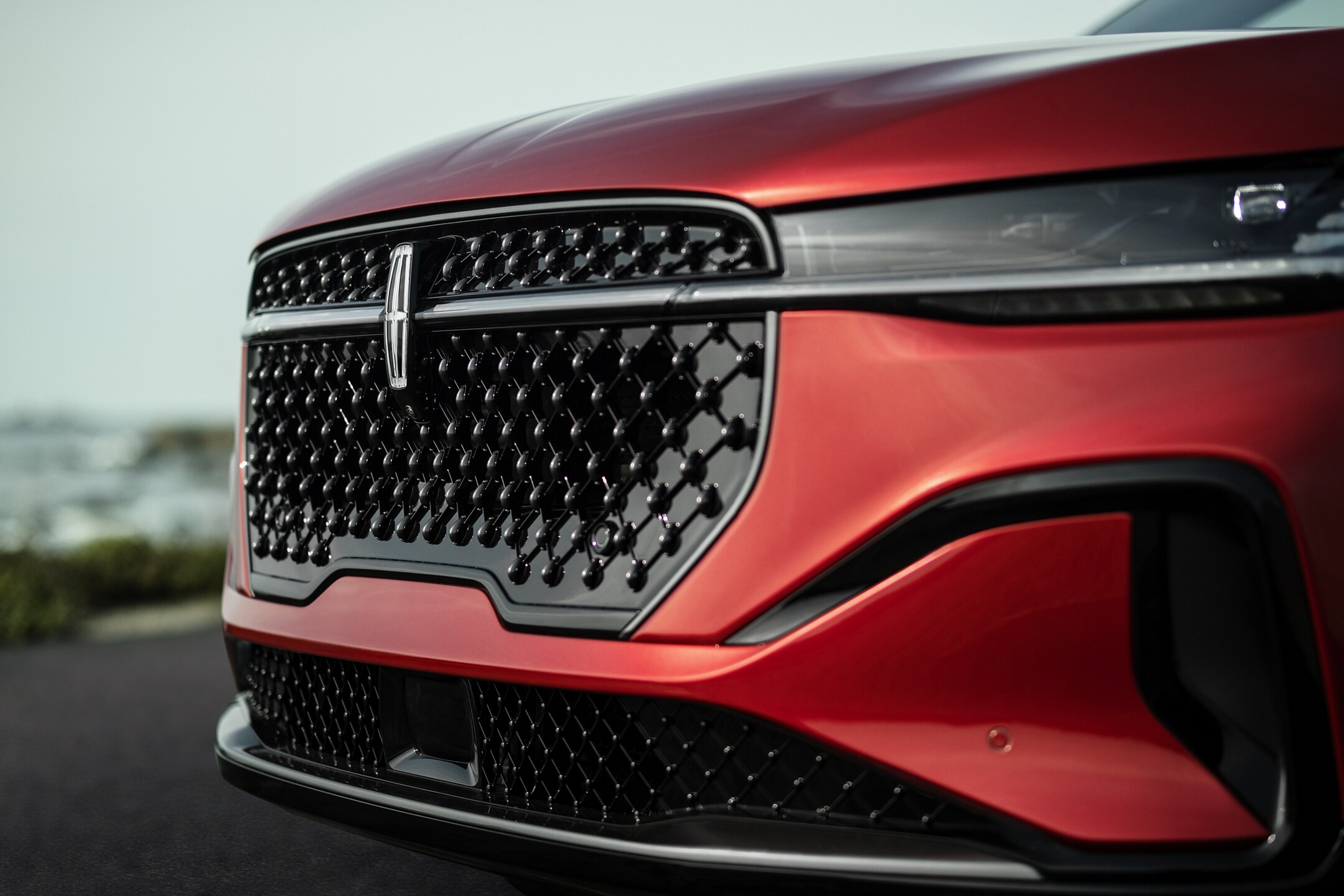 The grille of a 2026 Lincoln Nautilus with the available Jet Appearance Package