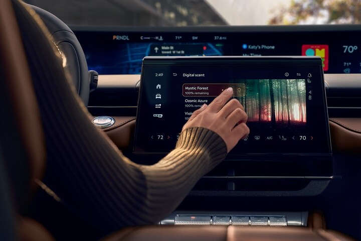 A person selects their desired in-cabin Digital Scent using the centre touchscreen of a 2026 Lincoln Nautilus