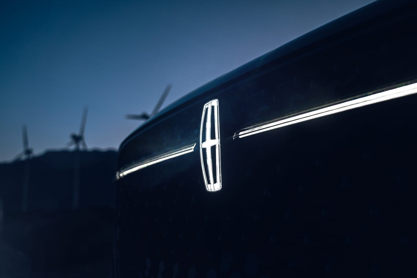 A Lincoln Star logo is illuminated in the grille of a 2026 Lincoln Nautilus