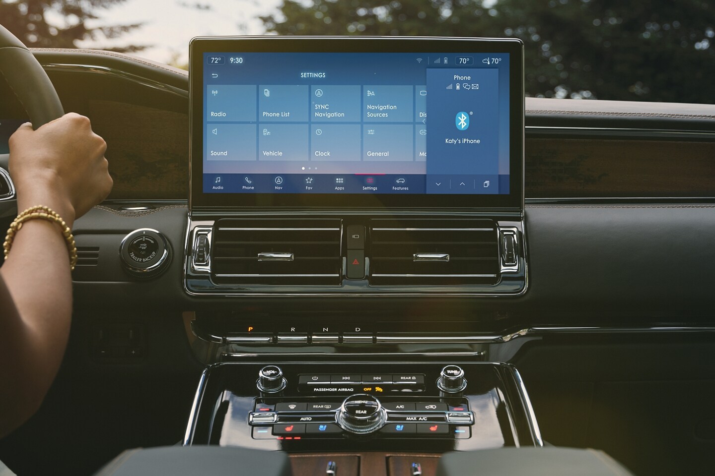 The 13.2-inch LCD centre touchscreen shows the SYNC® 4 interface that pulls your mobile device view on screen.