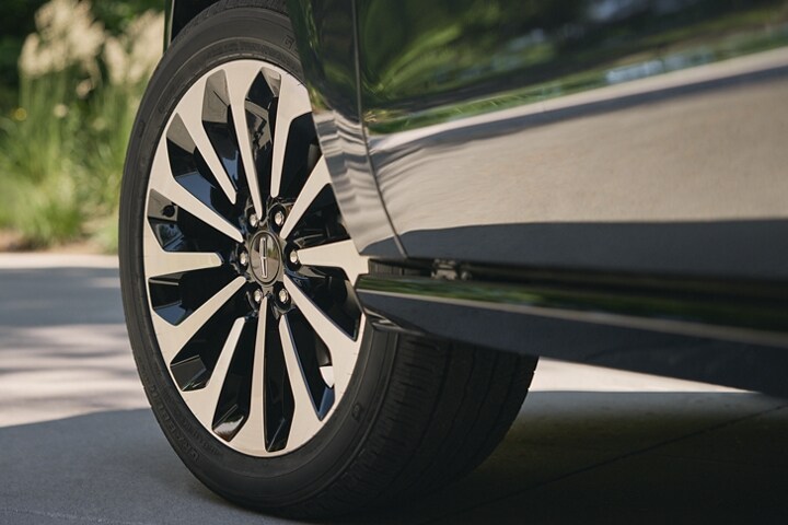 The 2024 Lincoln Navigator 22" 12-spoke Bright-Machined Aluminum wheels