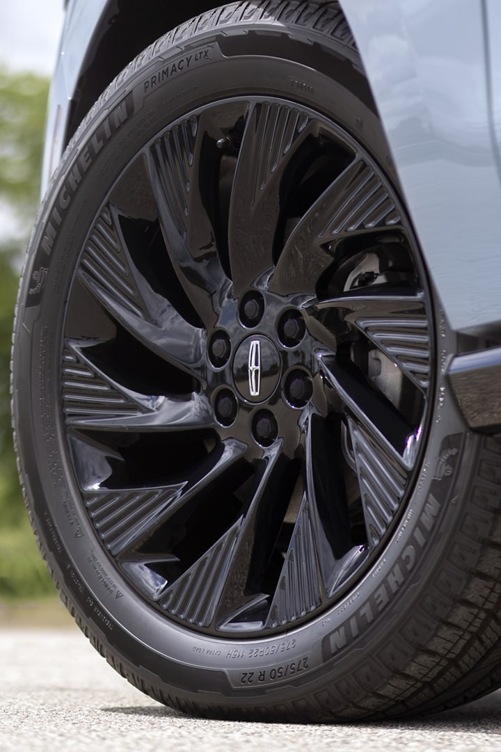 22" High Gloss Ebony Aluminum wheels of the available Jet Appearance Package