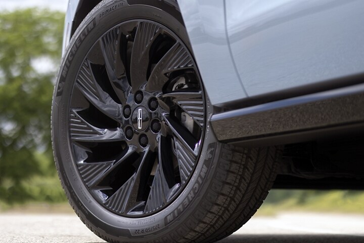 22" high-gloss Ebony Black aluminum wheels of the available Jet Appearance Package