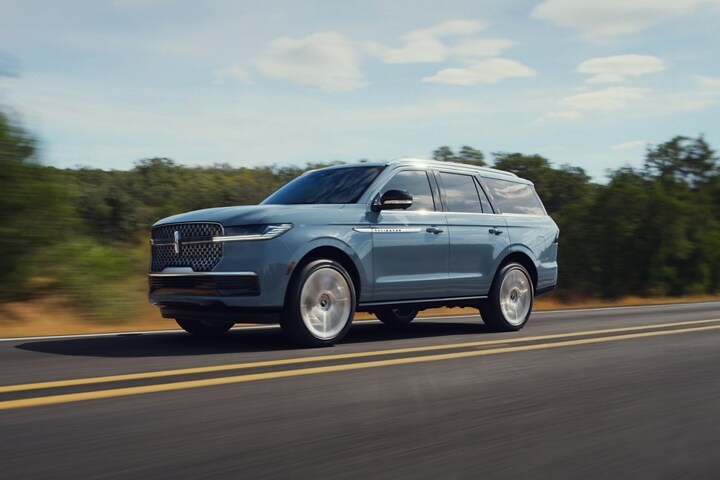 A 2025 Lincoln Navigator® with standard 22" Dark Tarnished Aluminum wheels